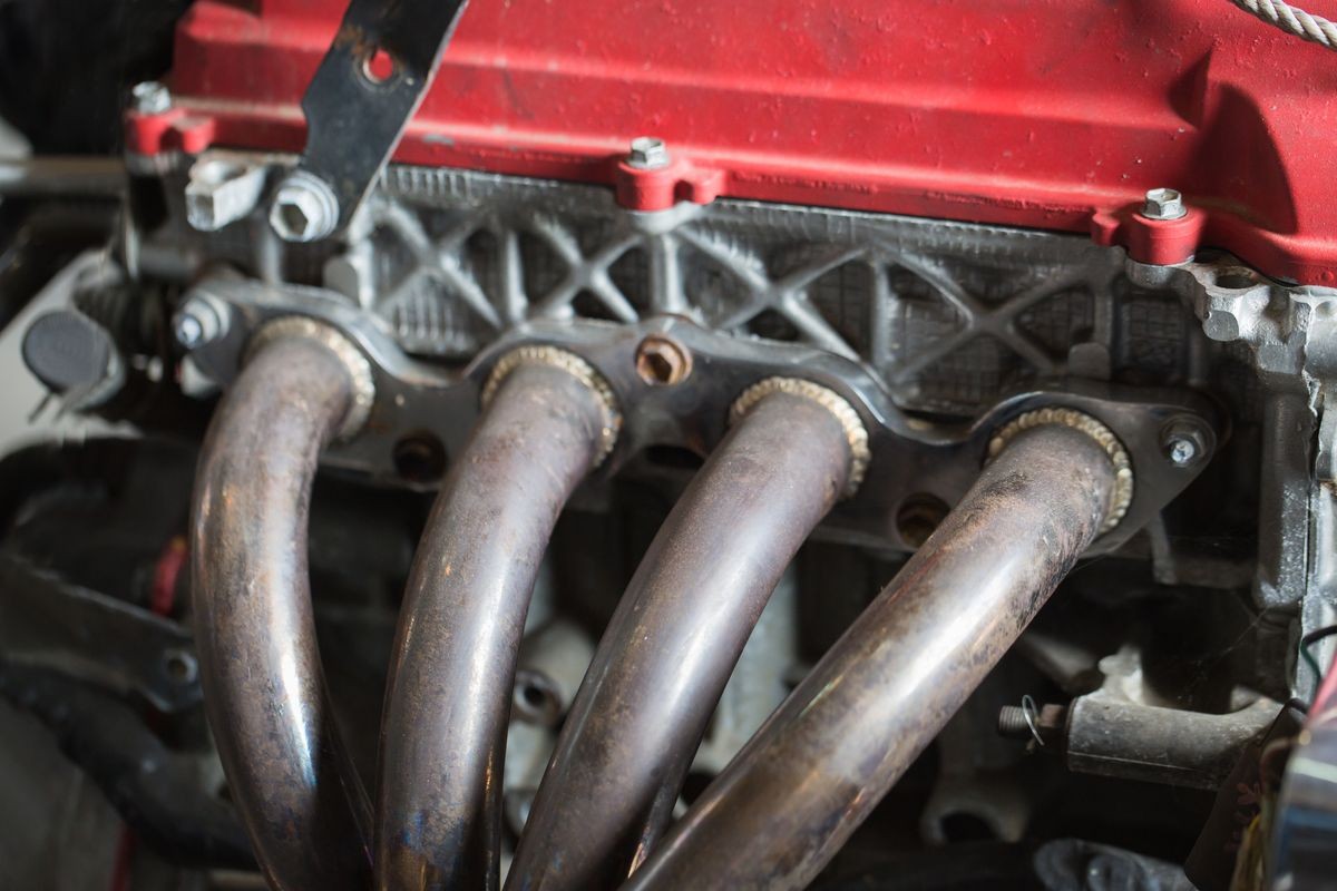 Exhaust manifold on car